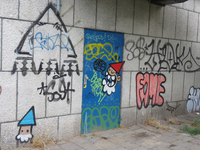 838205 Afbeelding van graffiti met o.a. twee Utrechtse kabouters (KBTR's), onder de Balijebrug over het Merwedekanaal ...